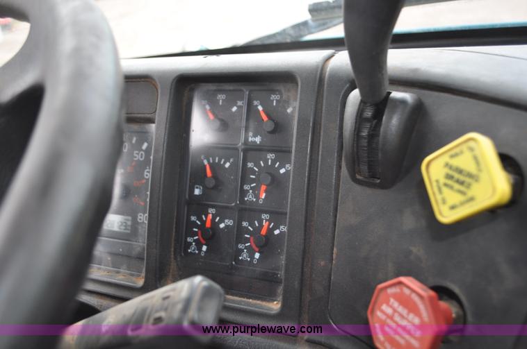 image for item F2037 2000 Volvo VNL semi truck