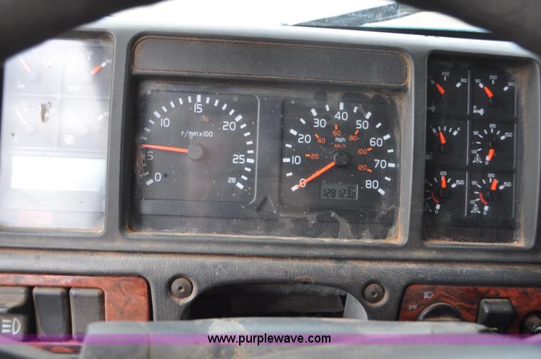 image for item F2037 2000 Volvo VNL semi truck