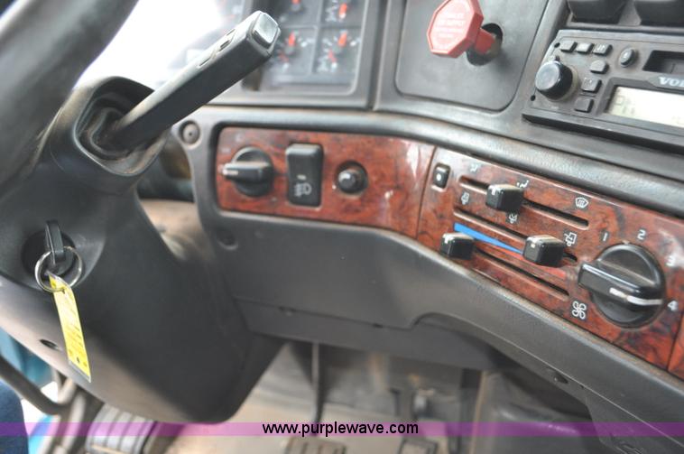 image for item F2037 2000 Volvo VNL semi truck