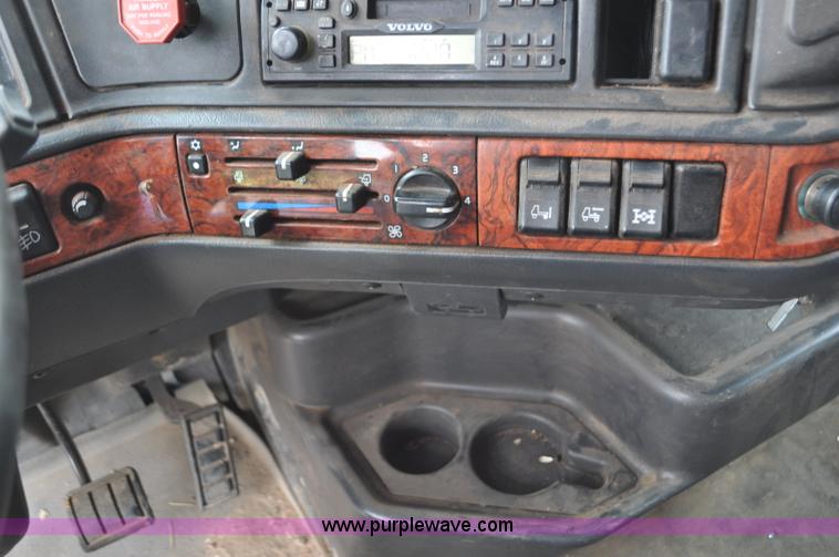 image for item F2037 2000 Volvo VNL semi truck