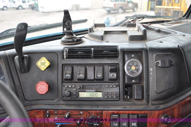 image for item F2037 2000 Volvo VNL semi truck