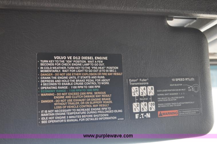 image for item F2037 2000 Volvo VNL semi truck