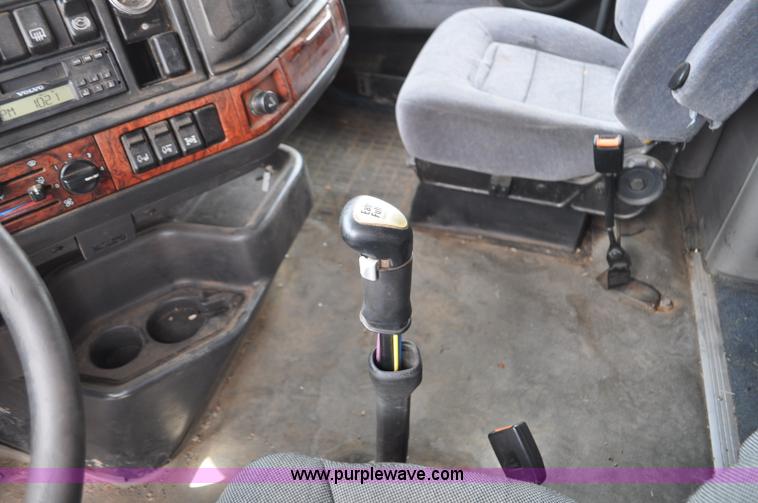 image for item F2037 2000 Volvo VNL semi truck