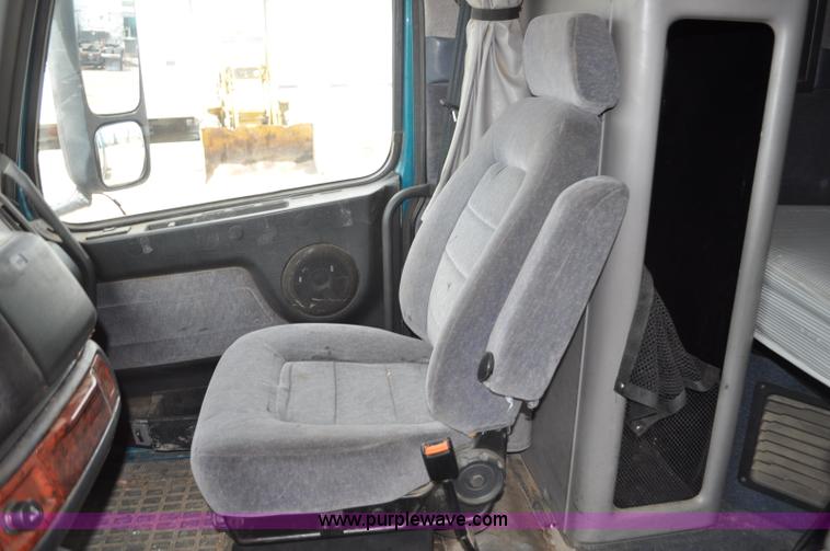 image for item F2037 2000 Volvo VNL semi truck