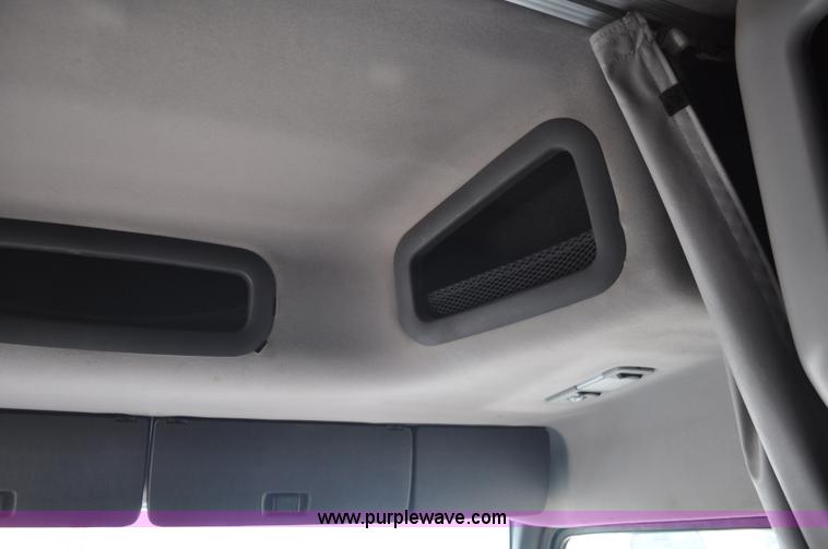 image for item F2037 2000 Volvo VNL semi truck