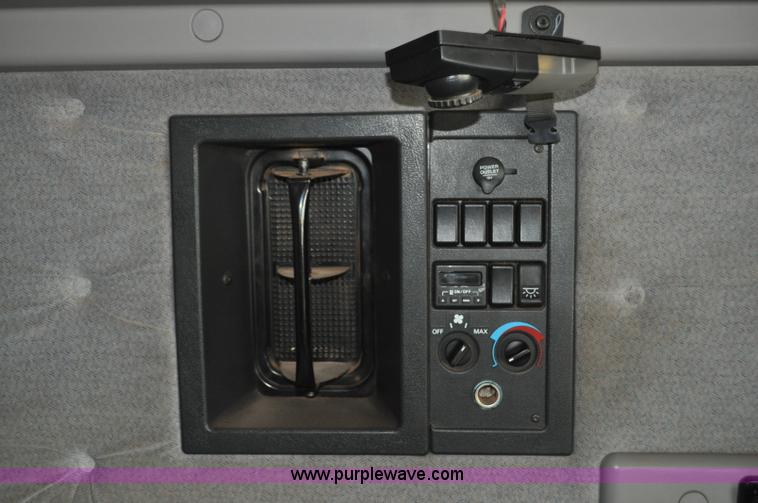 image for item F2037 2000 Volvo VNL semi truck