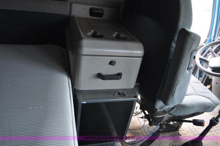 image for item F2037 2000 Volvo VNL semi truck