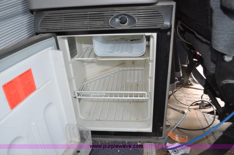 image for item F2037 2000 Volvo VNL semi truck