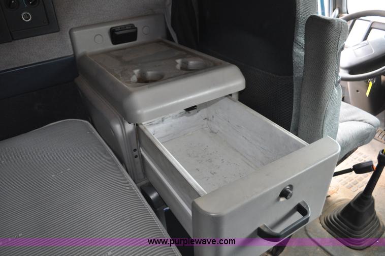 image for item F2037 2000 Volvo VNL semi truck