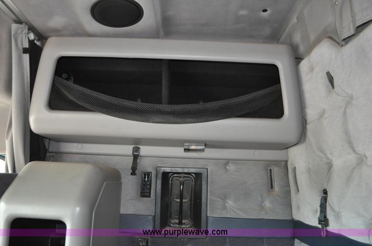 image for item F2037 2000 Volvo VNL semi truck