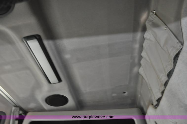 image for item F2037 2000 Volvo VNL semi truck