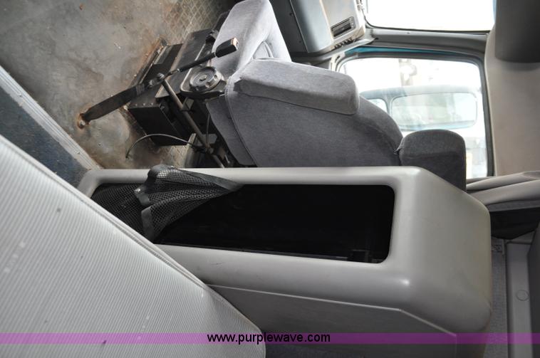 image for item F2037 2000 Volvo VNL semi truck