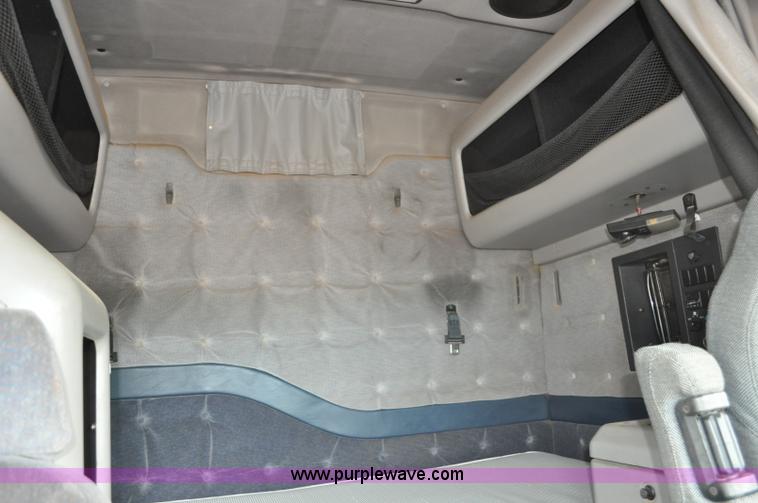 image for item F2037 2000 Volvo VNL semi truck