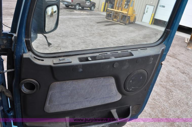 image for item F2037 2000 Volvo VNL semi truck