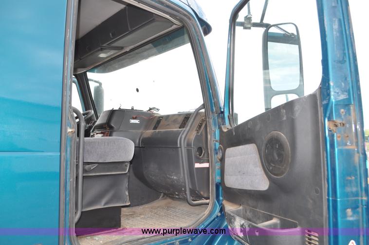 image for item F2037 2000 Volvo VNL semi truck
