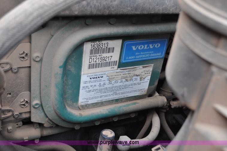 image for item F2037 2000 Volvo VNL semi truck