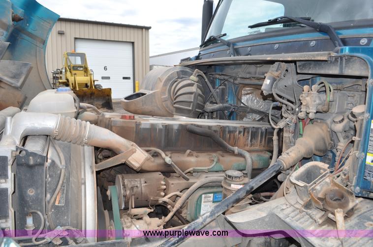 image for item F2037 2000 Volvo VNL semi truck