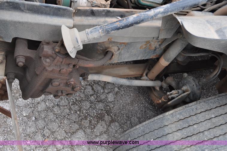 image for item F2037 2000 Volvo VNL semi truck