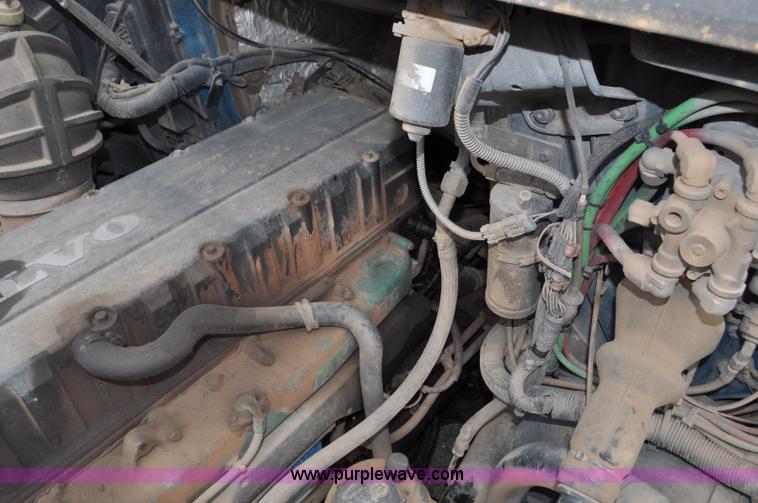 image for item F2037 2000 Volvo VNL semi truck