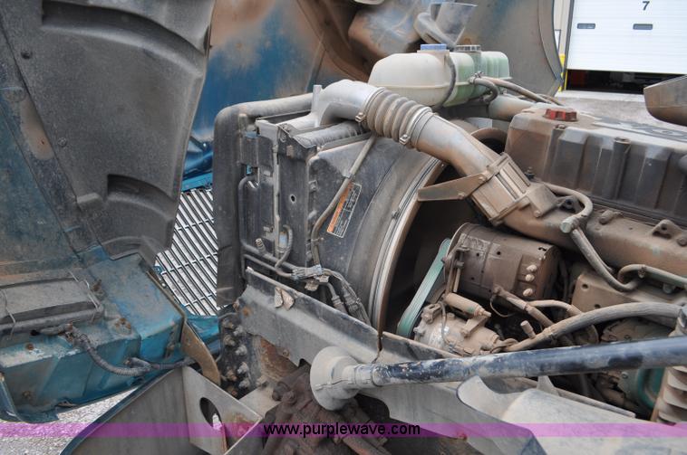 image for item F2037 2000 Volvo VNL semi truck