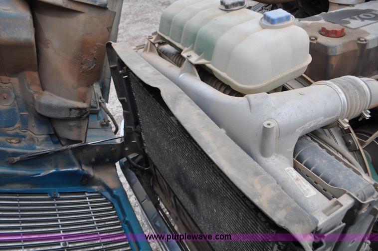 image for item F2037 2000 Volvo VNL semi truck