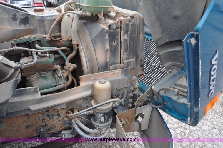 image for item F2037 2000 Volvo VNL semi truck