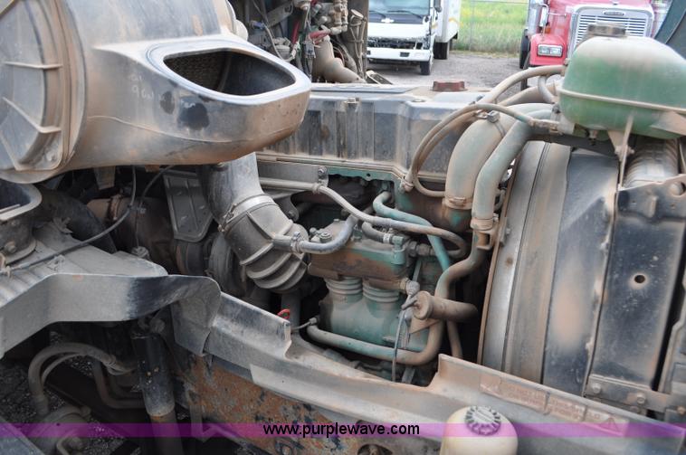 image for item F2037 2000 Volvo VNL semi truck