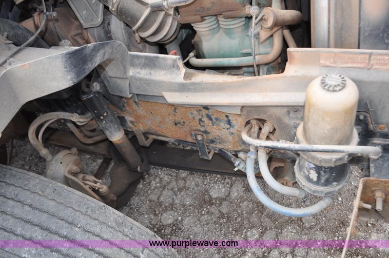 image for item F2037 2000 Volvo VNL semi truck