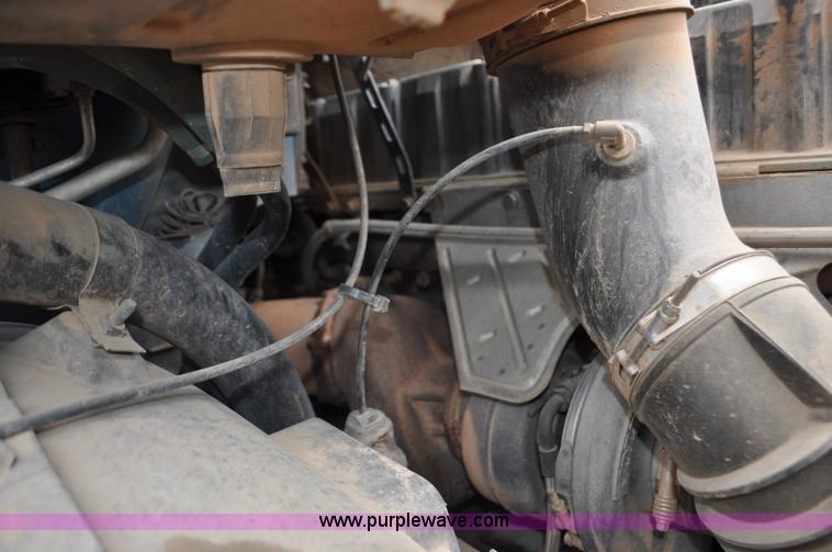 image for item F2037 2000 Volvo VNL semi truck