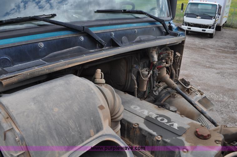 image for item F2037 2000 Volvo VNL semi truck