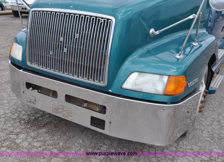 image for item F2037 2000 Volvo VNL semi truck