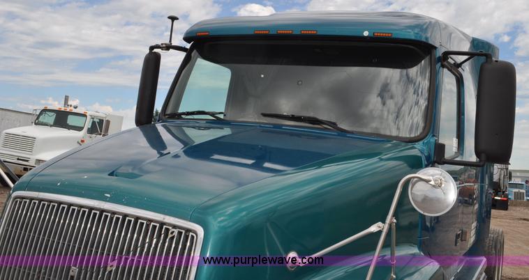 image for item F2037 2000 Volvo VNL semi truck