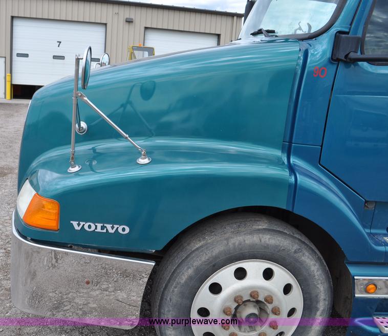image for item F2037 2000 Volvo VNL semi truck