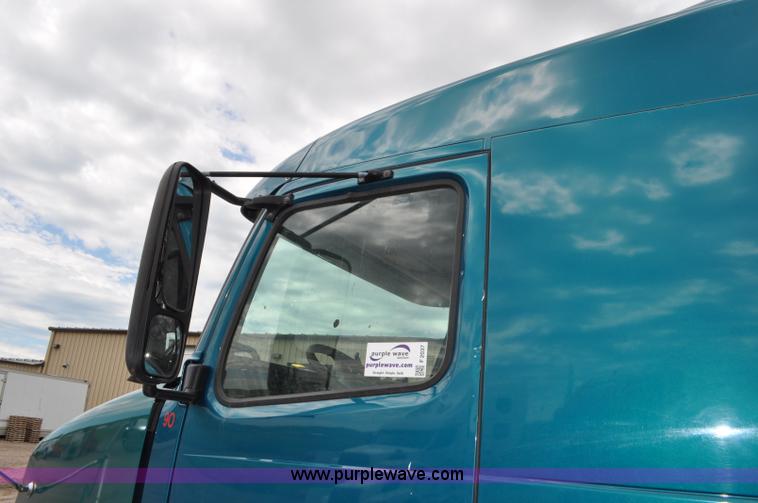 image for item F2037 2000 Volvo VNL semi truck