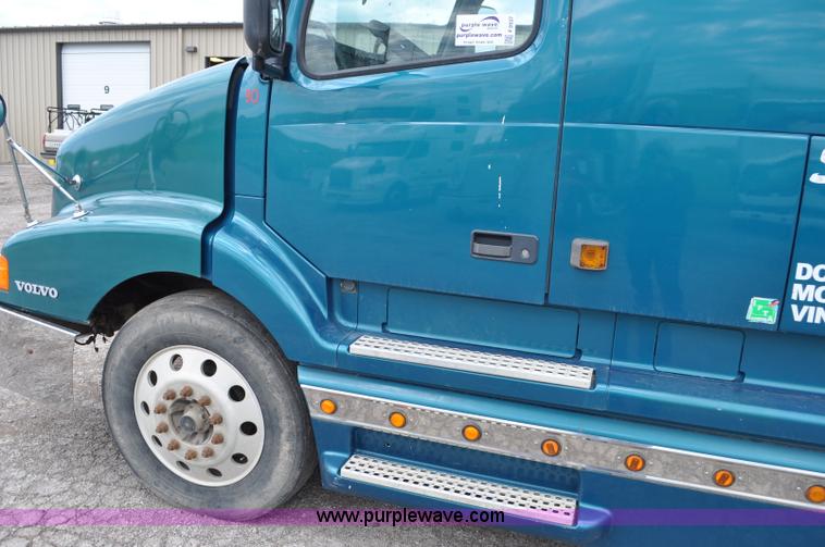image for item F2037 2000 Volvo VNL semi truck