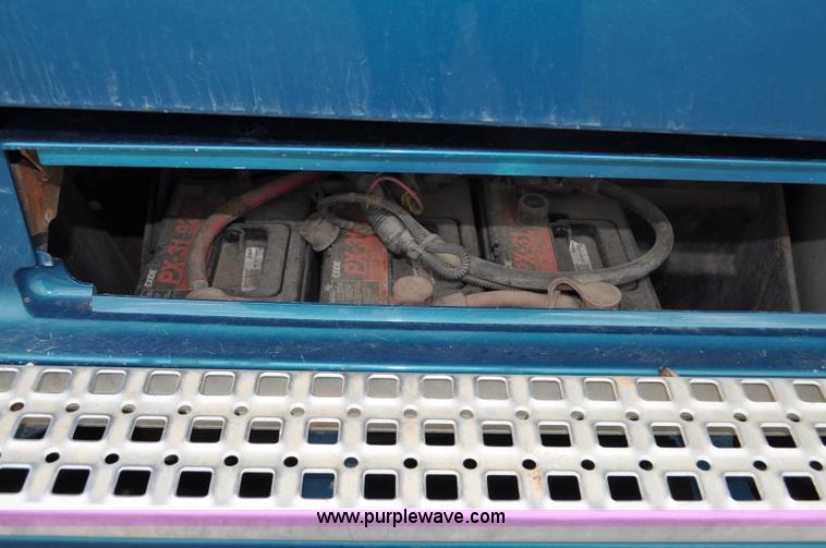 image for item F2037 2000 Volvo VNL semi truck