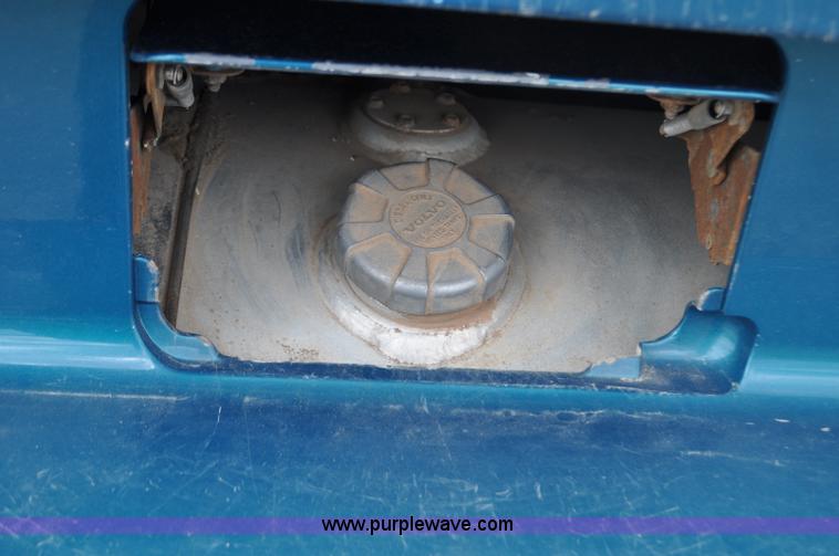 image for item F2037 2000 Volvo VNL semi truck