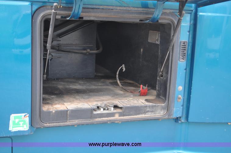 image for item F2037 2000 Volvo VNL semi truck