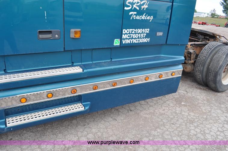 image for item F2037 2000 Volvo VNL semi truck