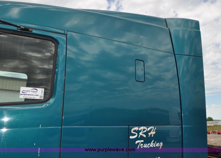 image for item F2037 2000 Volvo VNL semi truck