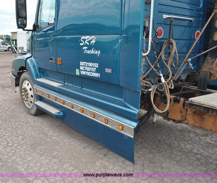 image for item F2037 2000 Volvo VNL semi truck