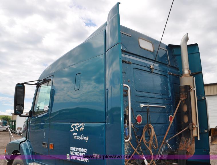 image for item F2037 2000 Volvo VNL semi truck