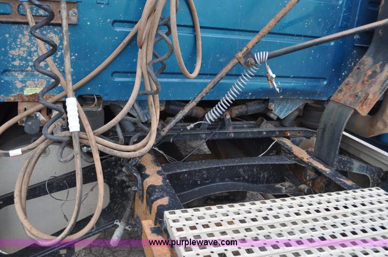 image for item F2037 2000 Volvo VNL semi truck