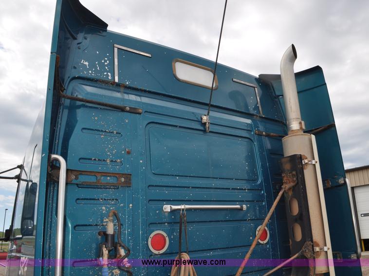 image for item F2037 2000 Volvo VNL semi truck