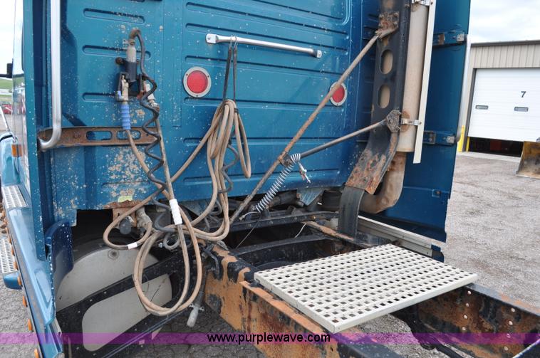 image for item F2037 2000 Volvo VNL semi truck