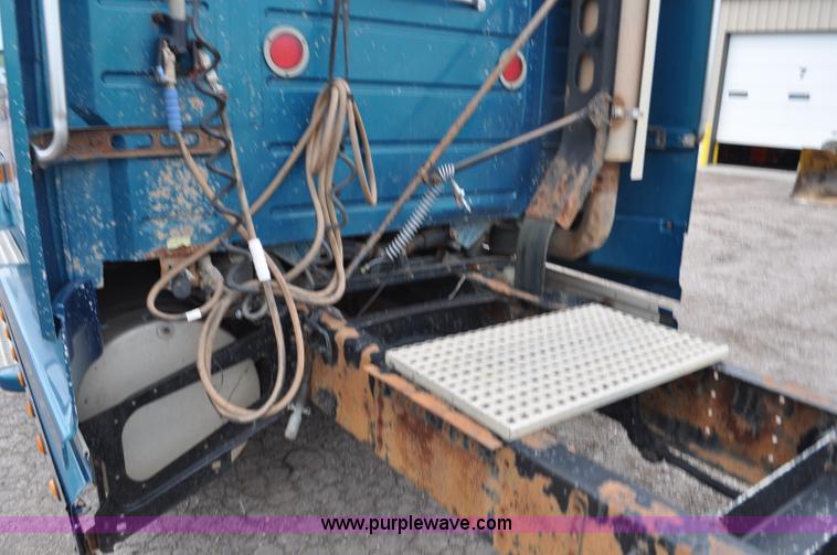 image for item F2037 2000 Volvo VNL semi truck