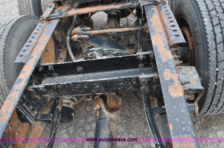 image for item F2037 2000 Volvo VNL semi truck