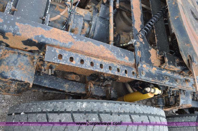 image for item F2037 2000 Volvo VNL semi truck