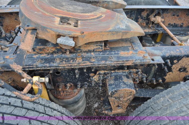 image for item F2037 2000 Volvo VNL semi truck