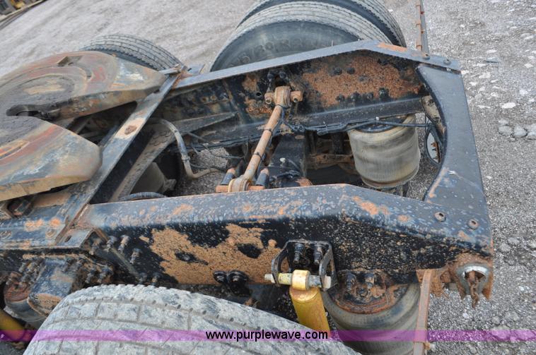 image for item F2037 2000 Volvo VNL semi truck